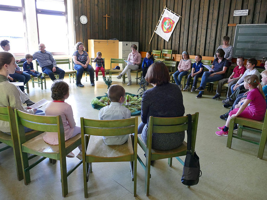 Kinderkarfreitagsliturgie im Gemeindezentrum (Foto: Karl-Franz Thiede)